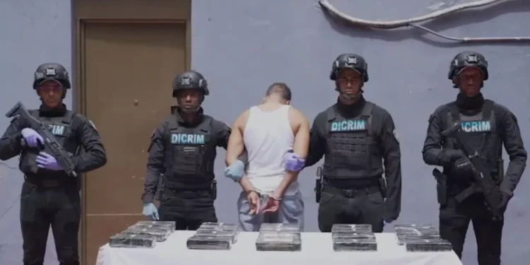 Policía Nacional ocupa 21 paquetes presumiblemente cocaína y apresan hombre en María Auxiliadora