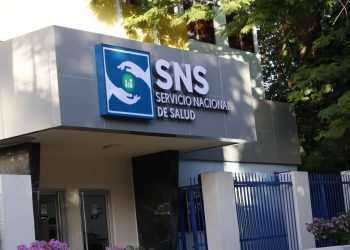 SNS ordena retirar equipos privados de hospitales y elimina contratos externos en la red pública
