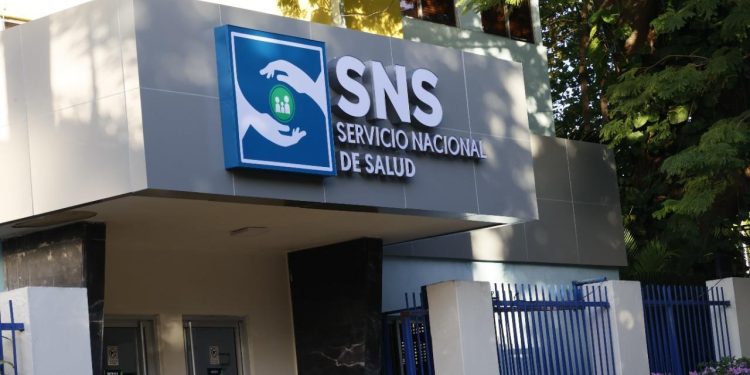 SNS ordena retirar equipos privados de hospitales y elimina contratos externos en la red pública