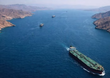 Irán permite el paso de 35 buques por el estrecho de Ormuz en las últimas 24 horas