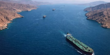 Irán permite el paso de 35 buques por el estrecho de Ormuz en las últimas 24 horas