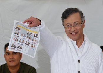 Gustavo Petro ejerce derecho al voto y escoge a su sucesor