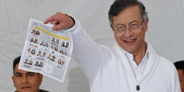 Gustavo Petro ejerce derecho al voto y escoge a su sucesor