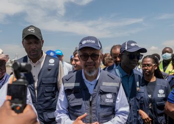 Jefe de la OMS visita epicentro del brote de ébola