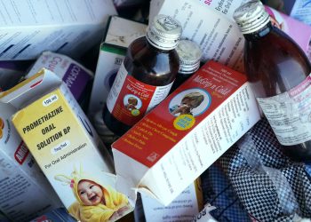 La India restringe la venta de jarabes para la tos tras la muerte de 20 niños