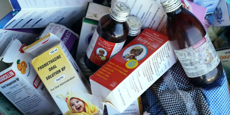 La India restringe la venta de jarabes para la tos tras la muerte de 20 niños