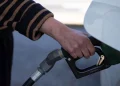 Precio de la gasolina en EE. UU. baja de los cuatro dólares por galón tras acuerdo con Irán