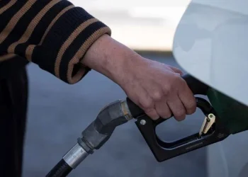 Precio de la gasolina en EE. UU. baja de los cuatro dólares por galón tras acuerdo con Irán