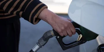 Precio de la gasolina en EE. UU. baja de los cuatro dólares por galón tras acuerdo con Irán