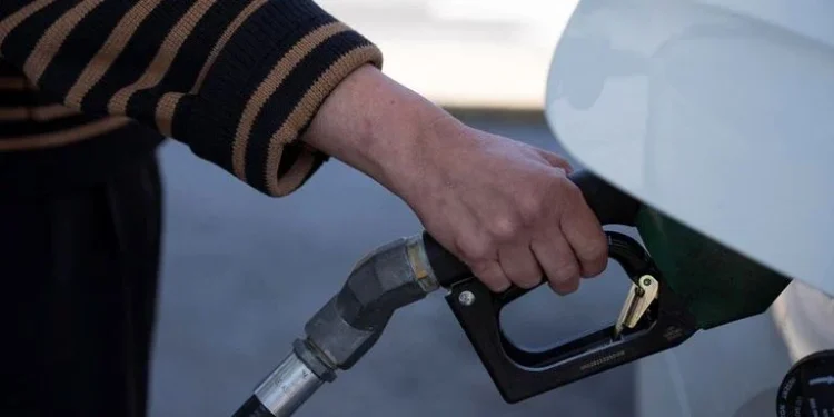 Precio de la gasolina en EE. UU. baja de los cuatro dólares por galón tras acuerdo con Irán