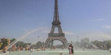 Casi 70.000 hogares se quedan sin electricidad en Francia por la ola de calor