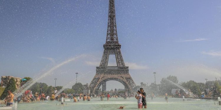 Casi 70.000 hogares se quedan sin electricidad en Francia por la ola de calor