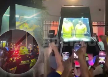 De la Espriella encabeza caravana en Barranquilla desde vehículo con cabina blindada