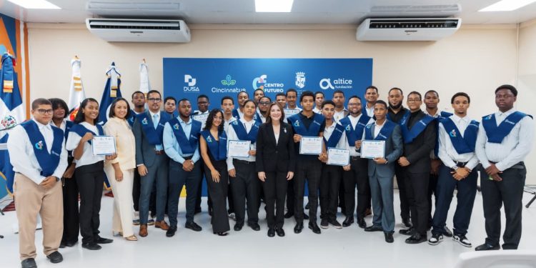 Carolina Mejía encabeza la quinta entrega de certificados a jóvenes de Cristo Rey y Villas Agrícolas