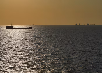 El estrecho de Ormuz reabre tras el acuerdo de paz con impacto en el petróleo