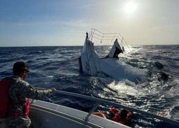 Armada Dominicana rescata a dos personas tras naufragio de la embarcación proveniente de Islas Turcas y Caicos