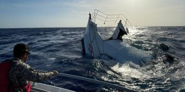 Armada Dominicana rescata a dos personas tras naufragio de la embarcación proveniente de Islas Turcas y Caicos