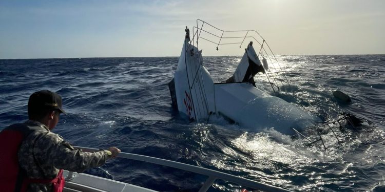 Armada Dominicana rescata a dos personas tras naufragio de la embarcación proveniente de Islas Turcas y Caicos