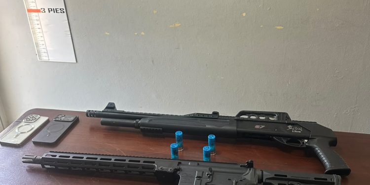 DINTEL y Policía Preventiva ocupan fusil, escopeta, pistola y municiones; dos hombres son detenidos durante operativo en Esperanza