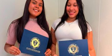 Orgullo dominicano: futuras médicas son reconocidas por excelencia académica en Nueva York