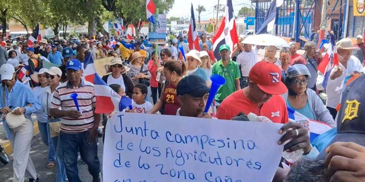 Barahona marcha para exigir regulación de actividades mineras y granceras y la recuperación de espacios públicos