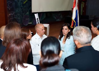 Embajadora de EE.UU. asiste al panel organizado por el Movimiento Justicia Jet Set