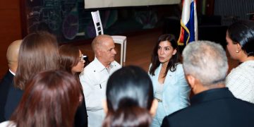 Embajadora de EE.UU. asiste al panel organizado por el Movimiento Justicia Jet Set 