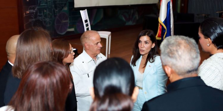 Embajadora de EE.UU. asiste al panel organizado por el Movimiento Justicia Jet Set 