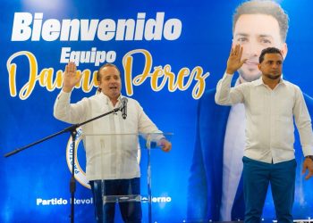 Director distrital de El Higuerito renuncia de la FP y es juramentado en el PRM 