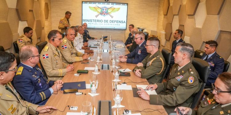 Ministro de Defensa recibe delegación del Comando Sur de los Estados Unidos para fortalecer la cooperación estratégica bilateral
