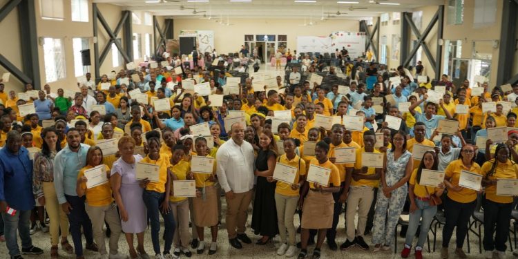 Regional 15 de Educación entrega certificados a estudiantes de Primaria del Subsistema de Jóvenes y Adultos