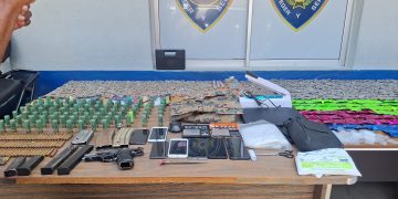 PN incauta armas de fuego y sustancias presuntamente ilícitas durante allanamiento en SPM
