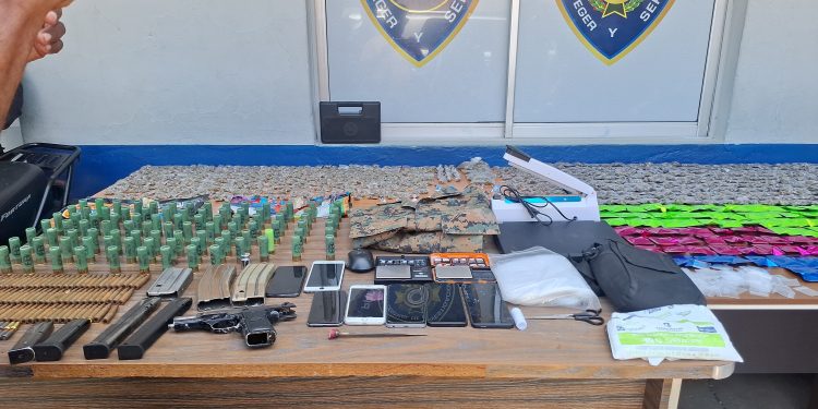 PN incauta armas de fuego y sustancias presuntamente ilícitas durante allanamiento en SPM