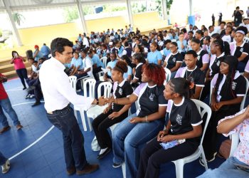 Wellington Arnaud socializa con estudiantes y fuerzas vivas de Boca Chica proyecto de saneamiento del municipio