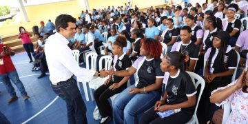 Wellington Arnaud socializa con estudiantes y fuerzas vivas de Boca Chica proyecto de saneamiento del municipio