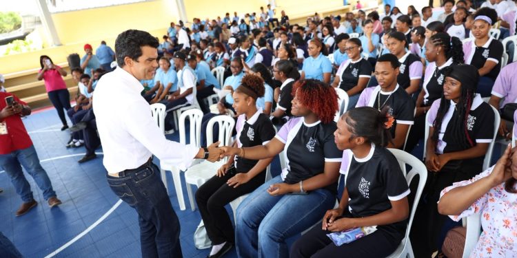 Wellington Arnaud socializa con estudiantes y fuerzas vivas de Boca Chica proyecto de saneamiento del municipio