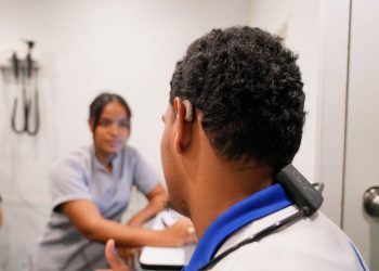 INABIE cambia la vida de estudiantes con deficiencias auditivas