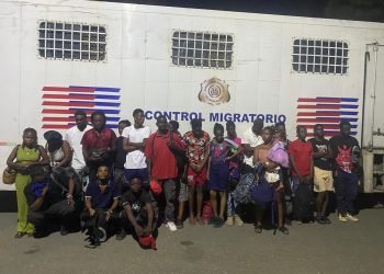 DGM detiene a dos empleados por tráfico irregular de haitianos en vehículos oficiales