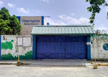 Padres de estudiantes del Colegio Ingenium reclaman respuesta del Ministerio de Educación tras cierre inesperado