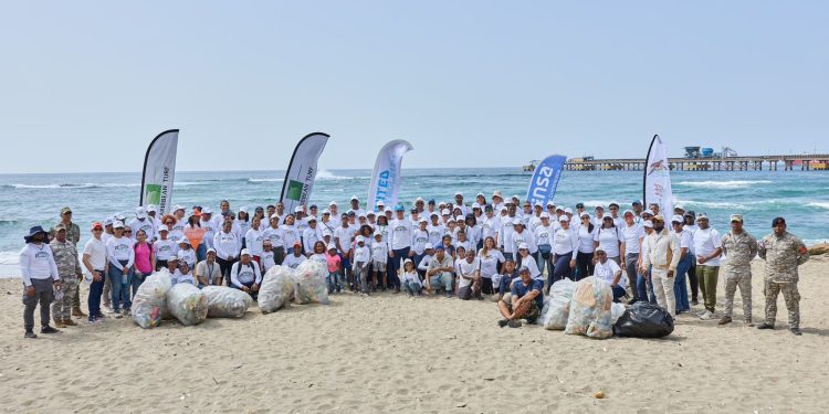 United Petroleum realiza jornada de limpieza en Playa Gringo de Haina por el Día Mundial de los Océanos