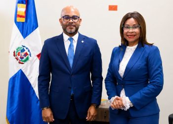 EDUMÁS y autora Aleja Flores formalizan acuerdo para la difusión educativa de la obra “Etiqueta con Estilo, Manual para Jóvenes Brillantes”