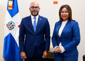 EDUMÁS y autora Aleja Flores formalizan acuerdo para la difusión educativa de la obra “Etiqueta con Estilo, Manual para Jóvenes Brillantes”