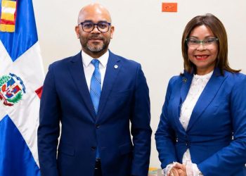 EDUMÁS y autora Aleja Flores formalizan acuerdo para la difusión educativa de la obra “Etiqueta con Estilo, Manual para Jóvenes Brillantes”