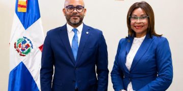 EDUMÁS y autora Aleja Flores formalizan acuerdo para la difusión educativa de la obra “Etiqueta con Estilo, Manual para Jóvenes Brillantes”