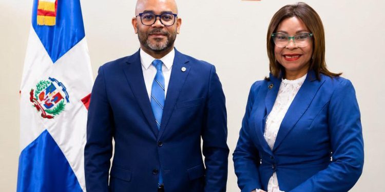 EDUMÁS y autora Aleja Flores formalizan acuerdo para la difusión educativa de la obra “Etiqueta con Estilo, Manual para Jóvenes Brillantes”