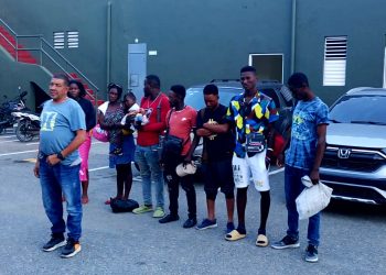 Detienen conductor con haitianos indocumentados en autobús en San Juan