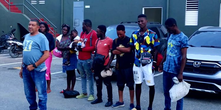Detienen conductor con haitianos indocumentados en autobús en San Juan
