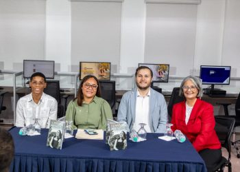 Joven Locutora de San Cristóbal Francisca Frías hace lanzamiento de su primer libro "Pensamientos" en la Universidad del Caribe