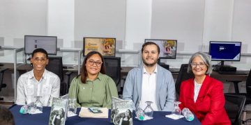Joven Locutora de San Cristóbal Francisca Frías hace lanzamiento de su primer libro "Pensamientos" en la Universidad del Caribe