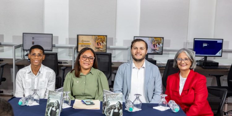 Joven Locutora de San Cristóbal Francisca Frías hace lanzamiento de su primer libro "Pensamientos" en la Universidad del Caribe